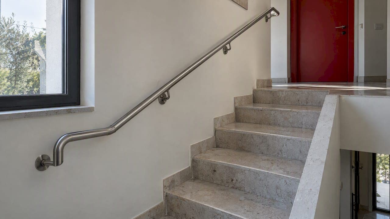 Corrimani in acciaio design: come scegliere il modello giusto